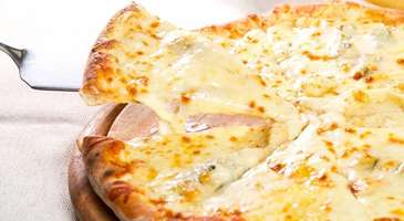 Dört Peynirli Pizza