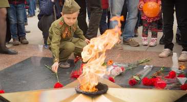 Sokaklarında yürüyün, eski Sovyet sanatının izlerini sürün