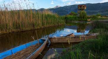 Eber Gölü’nün kıyısında yürüyüşe çıkın  