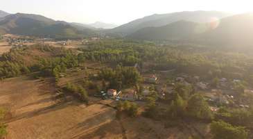 Tipik bir Ege köyünde hayatı görün  