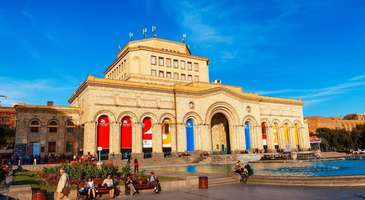 Cumhuriyet Meydanı'nda turistik bir geziye çıkın