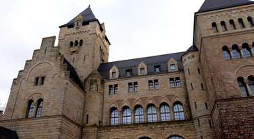 Eski İmparatorluk Kalesi'nin salonlarını gezin