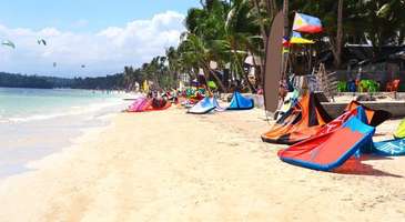 Bulabog Beach’te sörf izleyin