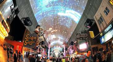 Fremont Caddesi’nde yürüyün  