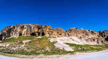 Frig Vadisi’nde eski kaya mezarlarını dolaşın 