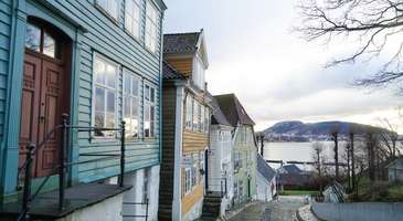 Bergen’in tarihi ahşap evlerini görmek için Old Town’da dolaşın