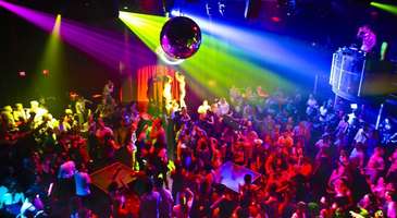 Hareketli gece eğlencelerinin keyfini çıkarın