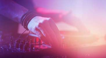 Geceleri DJ performanslarıyla eğlenin  