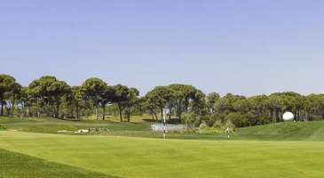 Ülkemizin en büyük golf sahalarının bulunduğu Belek’te golf oynayın, tertemiz sahillerinde deniz, kum ve güneşin tadını çıkarın