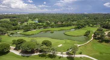 Geniş sahalarında golf oynamanın tadını çıkarın  