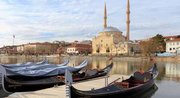 Kızılırmak’ta gondol turu yapabilir, asma köprüden geçebilirsiniz 