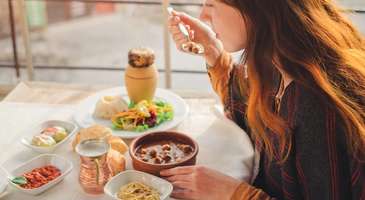 Yerel yemeklerin ve şarapların tadına bakın  