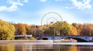 Gorky Park'taki dönme dolaba binin