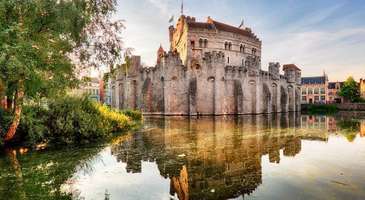 Gravensteen Kalesi’ne çıkın ve Sint-Veerleplein Meydanı’nı gezin