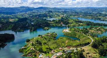 Guatape'ye günübirlik gezi yapın 