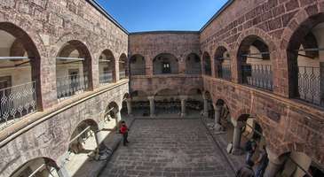 Meydan Medresesi’ne gidin