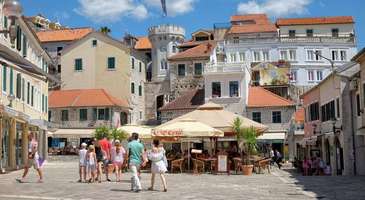 Stari Grad’ın renkli sokaklarında gezin  
