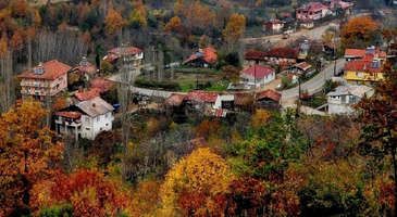 Hilmiye Köyü’nün ahşap evleri arasında gezin