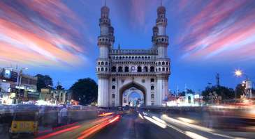 Charminar Camii’nin minaresine tırmanıp şehrin sokaklarını izleyin 