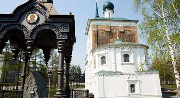 Irkutsk’un en eski kilisesi olan Spasskaya Kilisesi’ni ve Ulusal Tarih Müzesi’ni görün