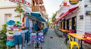 Kalkan’ın huzurlu sokaklarında gezin ve nefis balıklarını tadın  