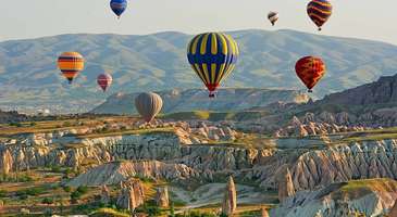 Rengarenk balonlarla gökyüzünde süzülün