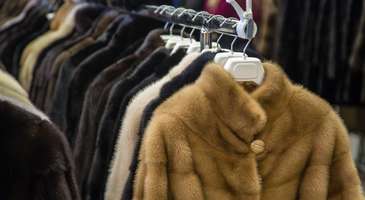 Kürkleriyle ünlü şehrin kürk mağazalarını gezin