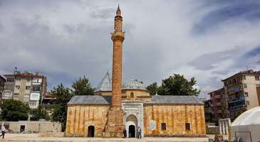 Ahi Evren Camii ve Türbesi’ni ziyaret edin