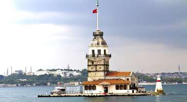 Kız Kulesi'nden gemilere el sallayın
