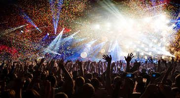 Geceleri müzik dinleyin ve dans edin