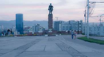 Şehrin caddelerinde yürüyün, renkli günbatımları izleyin