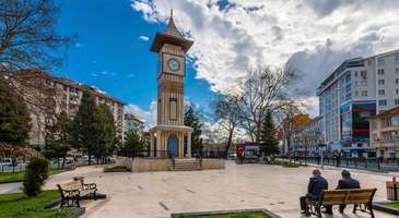 Kütahya Saat Kulesi’nin önünde fotoğraf çekilin