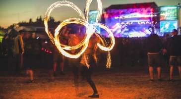 Ulusal kutlamalarda ve festivallerde eğenin  