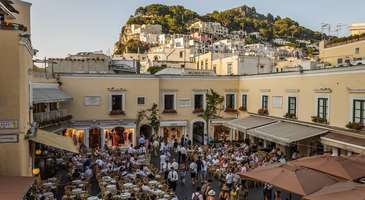 La Piazzetta Meydanı’nda kalabalığa karışın