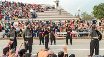 Lahor Wagah Sınırı törenlerine katılın