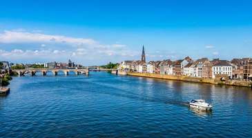 Maas Nehri üzerindeki büyüleyici köprülerden geçin  