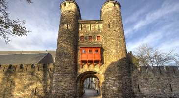 Eski şehir duvarlarının arasında gezinin 