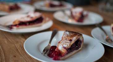 Lezzetli yemekleri ve tatlıları deneyin  