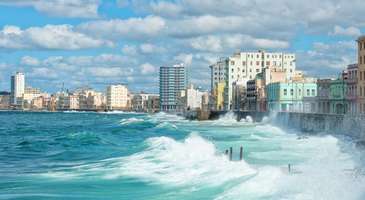 Malecon sahili boyunca yürüyün ve Atatürk büstünü görün  