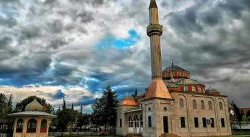 Eski cami ve türbe kalıntılarını görün