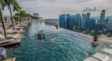 Marina Bay Sands'da şehir manzarasına karşı yüzün