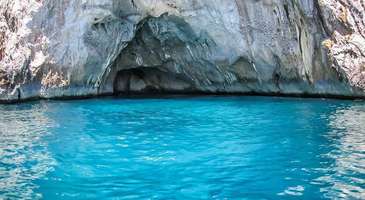Küçük kayıklara binip Mavi Mağara’nın içini görün