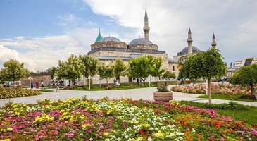 Manevi yönü zengin ilçenin cami ve türbelerini ziyaret edin