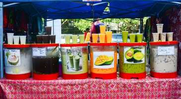 Tezgahlardan taze meyve suyu alın  