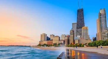 Michigan Gölü kıyısında güneşlenin 