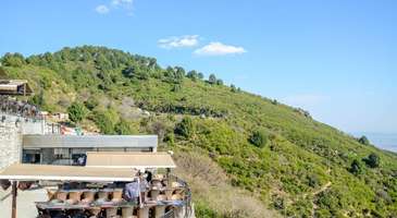 Monal Restoran’da bir akşam yemeği yiyin