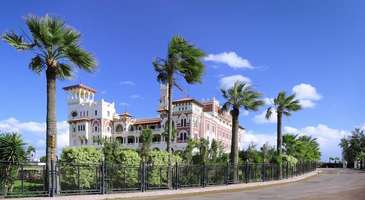 Görkemli Montazah Sarayı’nı gezin  