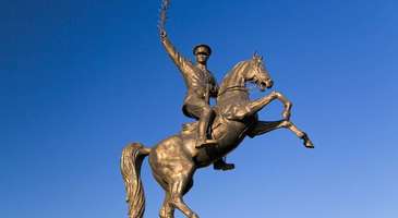 Mustafa Kemal Atatürk’ün anıtını görün