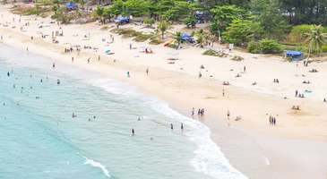 Nai Harn Plajı’nda denize girin  
