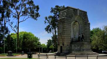 Ulusal Savaş Anıtı’nı ziyaret edin  